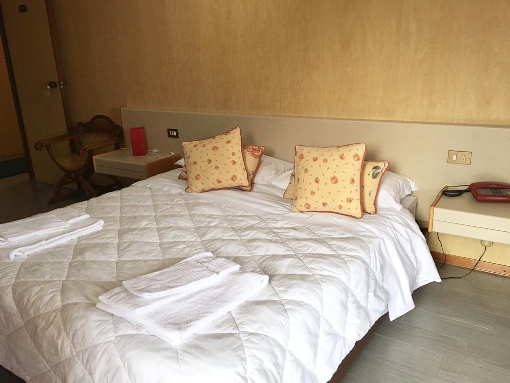 Hotel Socrate Lavena Ponte Tresa Extérieur photo