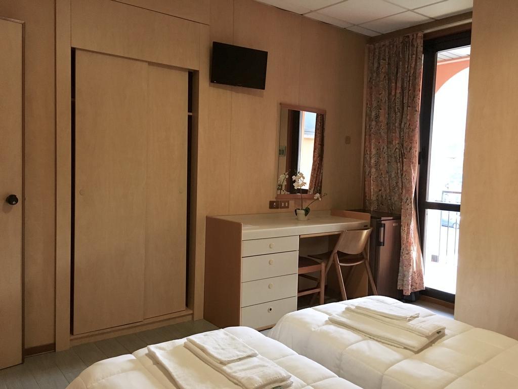 Hotel Socrate Lavena Ponte Tresa Extérieur photo