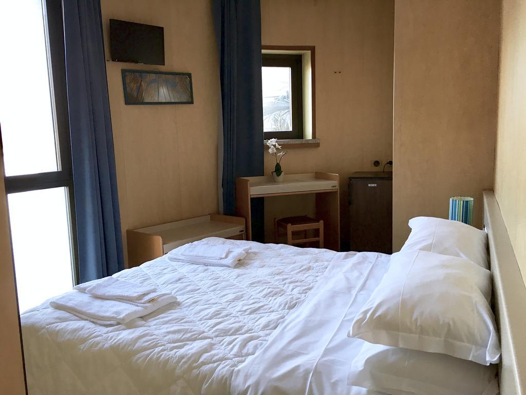 Hotel Socrate Lavena Ponte Tresa Extérieur photo