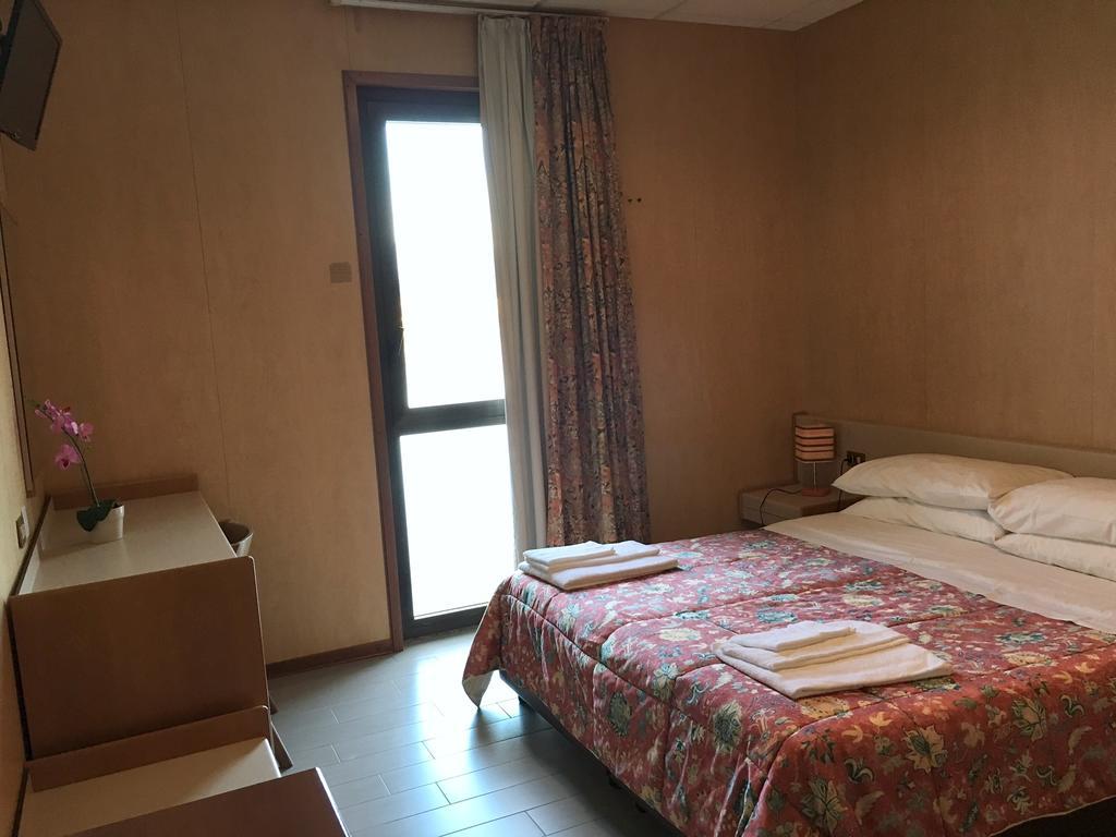 Hotel Socrate Lavena Ponte Tresa Extérieur photo