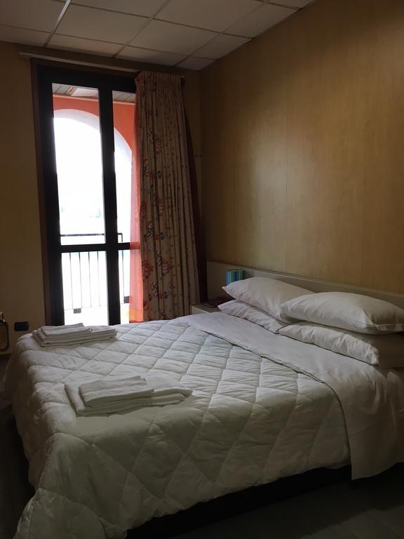 Hotel Socrate Lavena Ponte Tresa Extérieur photo