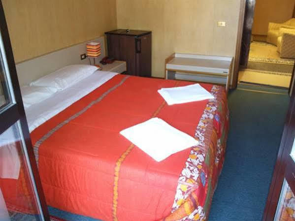 Hotel Socrate Lavena Ponte Tresa Extérieur photo