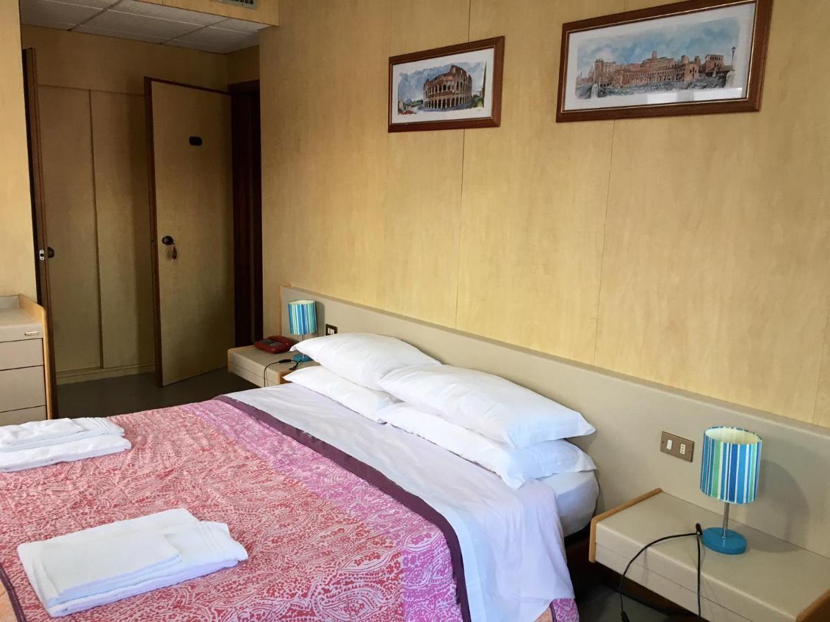 Hotel Socrate Lavena Ponte Tresa Extérieur photo
